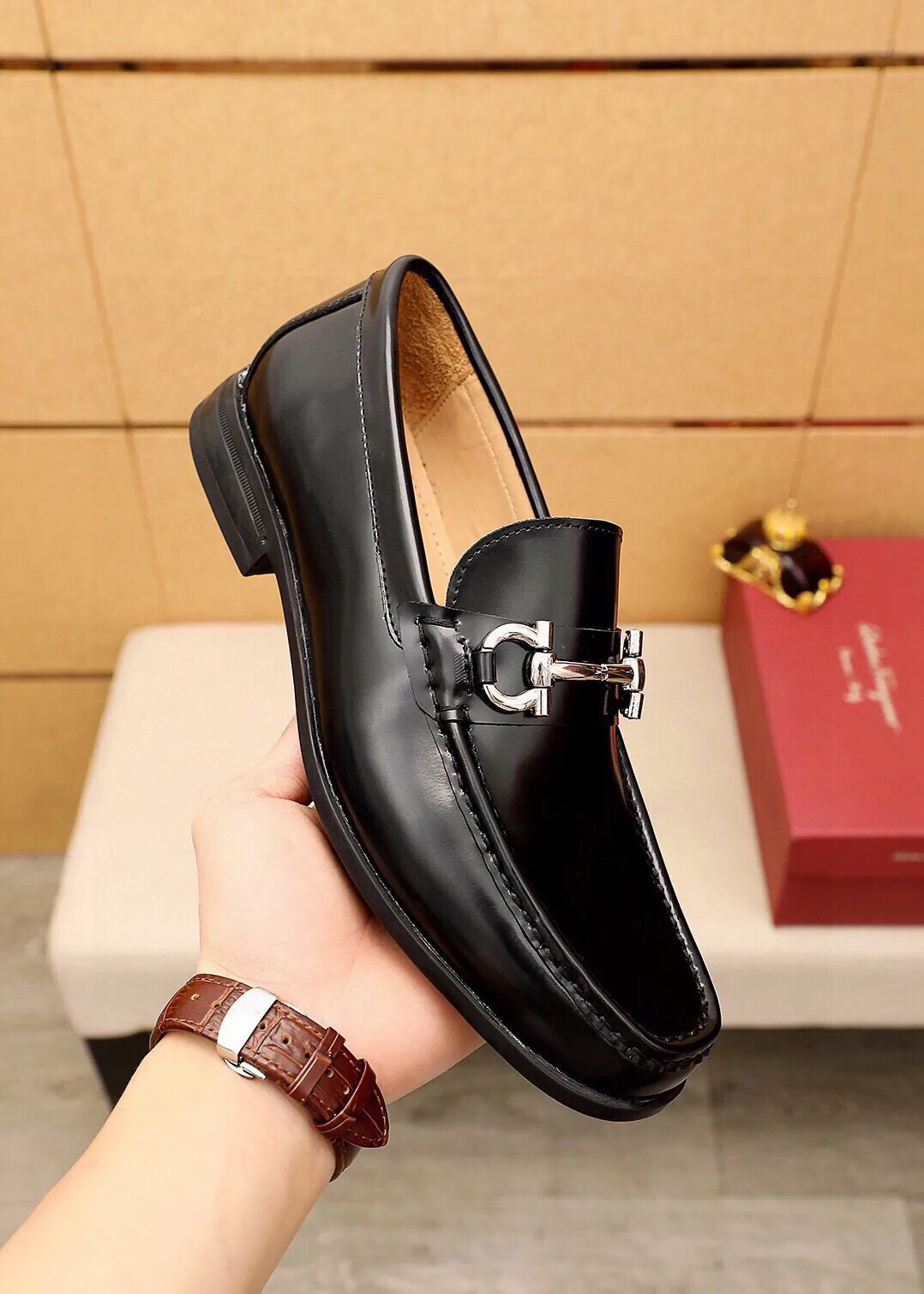 Men's shoes 💰480 💐 Product trademark: Ferragamo "Ferragamo" casual leather shoes Regular size: 38-44 (45🉑️customized) Product materials: Selected imported first-layer open-edge beaded cowhide leather upper + luxury hardware buckle, imported water-dyed cowhide leather lining. Strong three-dimensional visual effect, original outsole color: 3⃣️seed leather materials available
